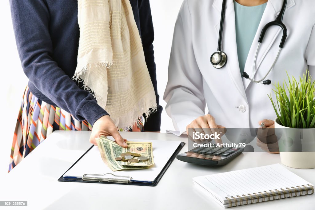Krankenhaus und medizinische Kosten, Arzt und Frau Patient berechnen Krankheit Behandlung Gebühr Gebühren, Krankenversicherung-Konzept. - Lizenzfrei Gesundheitswesen und Medizin Stock-Foto