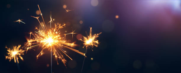 brennende wunderkerze, happy new year - wunderkerze stock-fotos und bilder