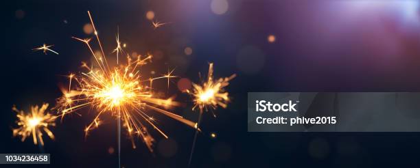 Brennende Wunderkerze Happy New Year Stockfoto und mehr Bilder von Wunderkerze - Wunderkerze, Neujahr, Knallkörper