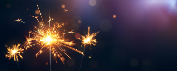 quema de luces de bengala, feliz año nuevo - sparkler fotografías e imágenes de stock