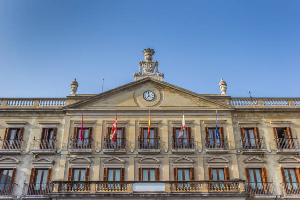 municipio storico in piazza espana a vitoria-gasteiz, spagna - spain plaza de espana europe town square foto e immagini stock