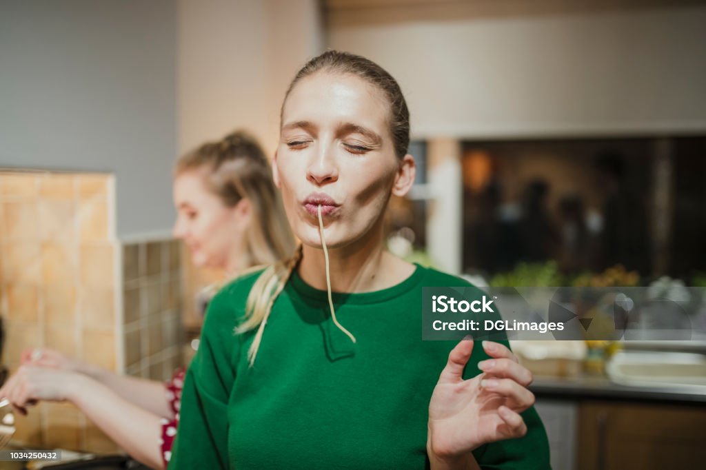 Spaghetti-Spaß auf einer Dinnerparty - Lizenzfrei Essen - Mund benutzen Stock-Foto