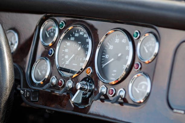 ビンテージ クラシックカー ダッシュ ボード - collectors car dashboard odometer mode of transport ストックフォトと画像