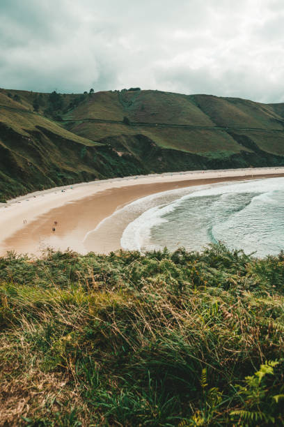 playa de torimbia en españa - playa del silencio asturias fotografías e imágenes de stock