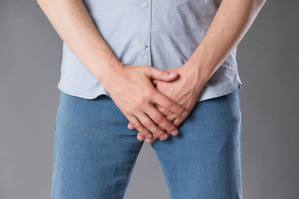 douleur dans la prostate, l’homme souffrant de prostatite ou d’une maladie vénérienne - venereal photos et images de collection