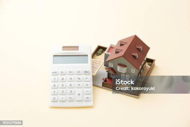 家と電卓のミニチュア - 住宅ローンのストックフォトや画像を多数ご用意 - 住宅ローン, 日本, 税金