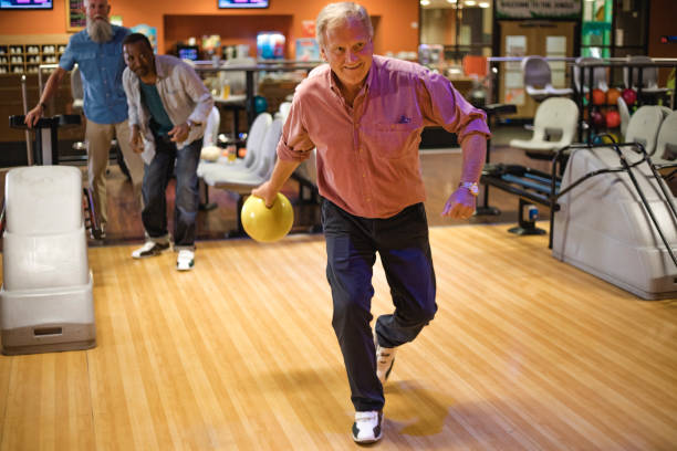 senior homme dix-quilles - bowling ten pin bowling male sportsman photos et images de collection