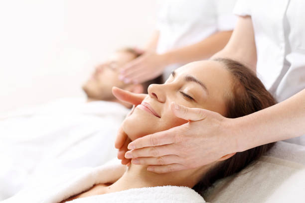カップルのための美しさの儀式 - massaging beautician beauty treatment facial massage ストックフォトと画像