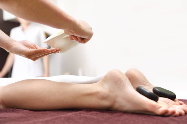 massagem relaxante com pedras. - lastone therapy massaging stone shiatsu - fotografias e filmes do acervo