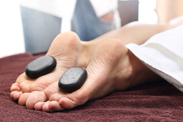 massagem com pedras de basalto. - lastone therapy massaging stone shiatsu - fotografias e filmes do acervo