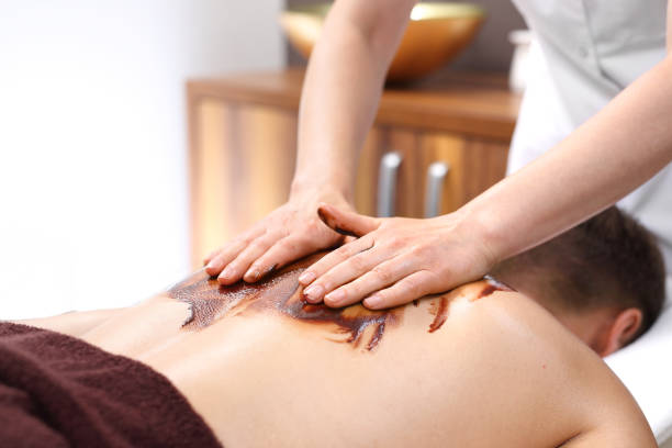 czekoladowy masaż pleców. - massaging chocolate spa treatment body zdjęcia i obrazy z banku zdjęć