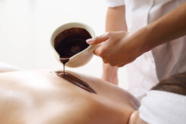 masaż czekoladą. - massaging chocolate spa treatment body zdjęcia i obrazy z banku zdjęć