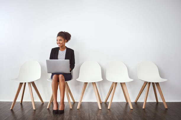 su positividad es segura para impresionar a sus entrevistadores - red chairs fotografías e imágenes de stock