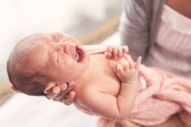 ausgewählte fokus auf kleinen niedlichen baby weint an der mutter hand. - weinen stock-fotos und bilder