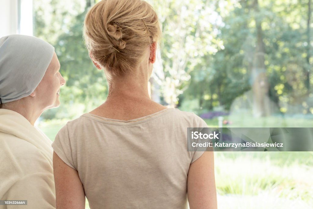 Rückseite des Mutter mit Krebs und Tochter Blick durch das Fenster - Lizenzfrei Hospiz Stock-Foto