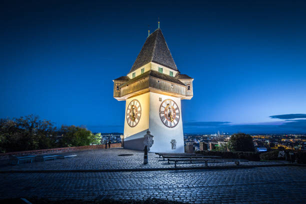 grazer uhrturm nuit, styrie, autriche - graz clock tower clock austria photos et images de collection