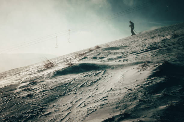 風が雪に覆われた自然の中でスキーヤー。スポーツ写真では、ホワイト スペースを編集します。 - telemark skiing ストックフォトと画像