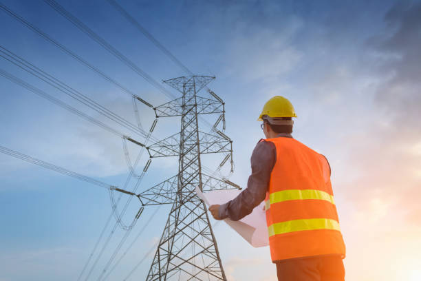 engenharia trabalhando em torre de alta tensão - high voltage sign - fotografias e filmes do acervo