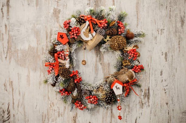 guirlande de noël sur une porte en bois rustique. - grenade pin photos et images de collection