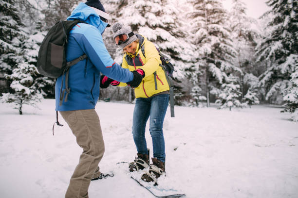 nunca es demasiado tarde para clases de snowboard - skiing snow couple mountain fotografías e imágenes de stock