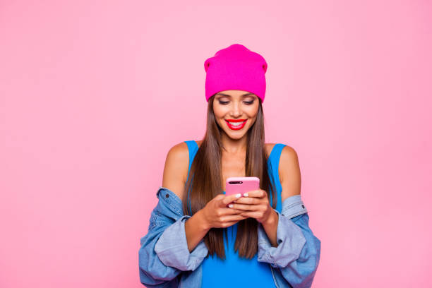 ¡quiero como en instagram! concepto de persona de loca suscriptor personas adictas. retrato de foto de atractiva dama toothy alegre divertida con tenencia de celular en la mano aislado fondo brillante de cerca - pink hat fotografías e imágenes de stock