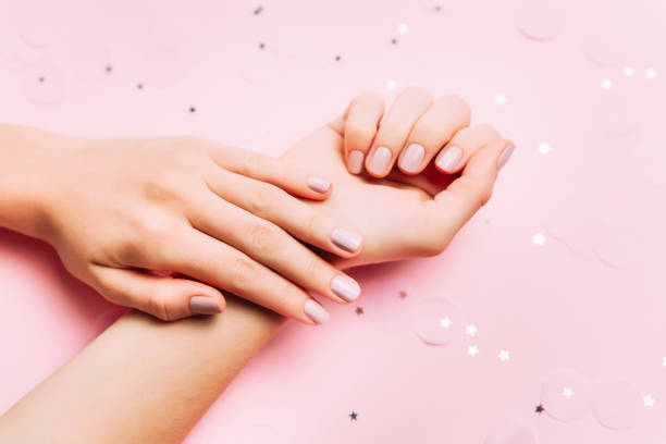 manicura de mujer hermosa sobre fondo rosa creativo. tendencia minimalista. - fingernail manicure beauty decoration fotografías e imágenes de stock