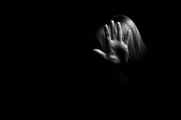 女性の手のジェスチャー停止を示す - domestic violence ストックフォトと画像