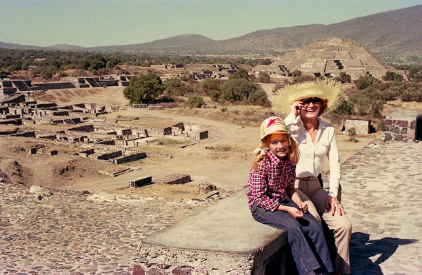 Mother and daughter in  Teotihuacan Vintage image of a mother and her daughter in  Teotihuacan, Mexico. aztec civilization photos stock pictures, royalty-free photos & images