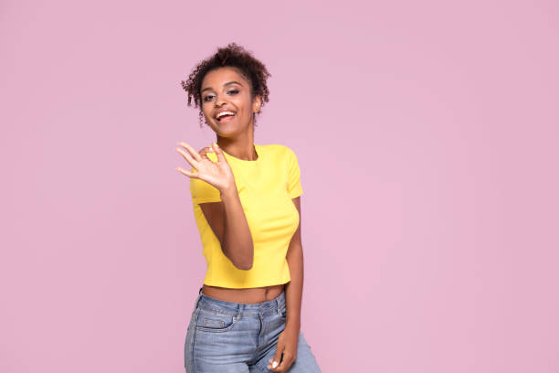 animado sorridente garota afro posando em rosa. - 13412 - fotografias e filmes do acervo