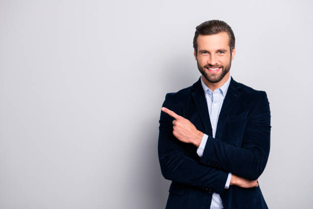 porträt von fröhlich aufgeregt freudige zufrieden gut aussehend attraktive modische macho mann gekleidet in formellen outfit dunklen samt hinweis auf leer leer exemplar isoliert auf grauem hintergrund textfreiraum - menschlicher finger stock-fotos und bilder