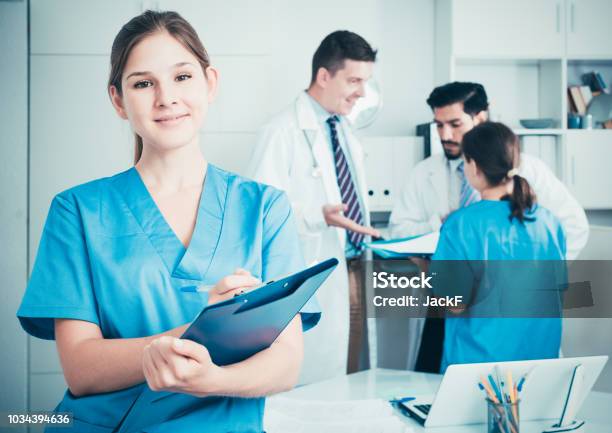 Ärztin Schreiben Von Notizen In Zwischenablage Stockfoto und mehr Bilder von Assistent - Assistent, Gesundheitswesen und Medizin, Arzt