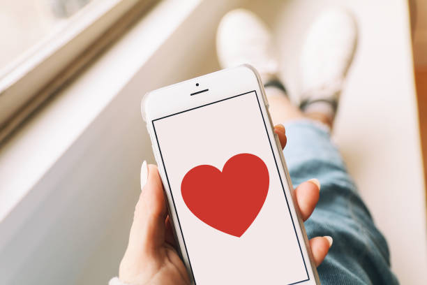 cuore e amore su un cellulare - appuntamento online foto e immagini stock