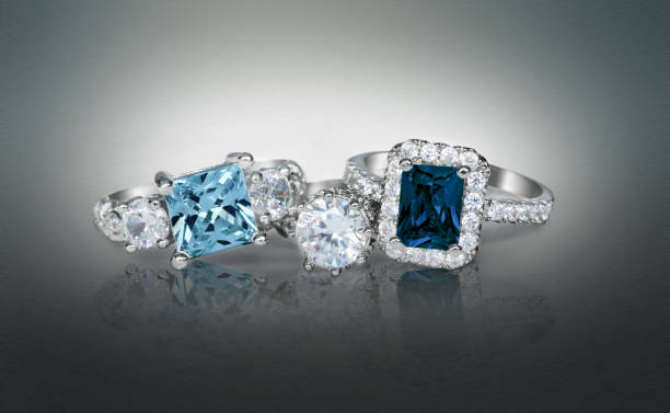 azul racimo pila de múltiples anillos de compromiso de boda de diamante zafiro en un grupo - anillo joya fotografías e imágenes de stock