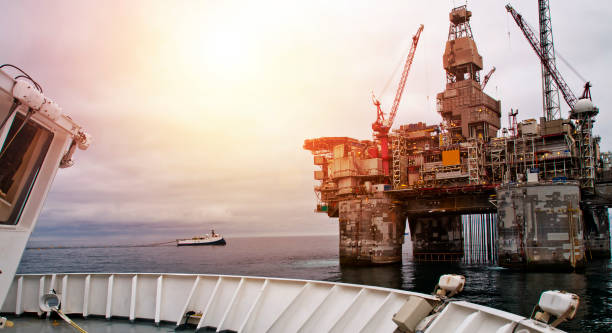offshore drill rig at sea at close distance - derrick crane drilling rig well sky imagens e fotografias de stock