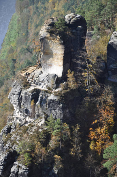 rock w: bastei - elbe fluss zdjęcia i obrazy z banku zdjęć