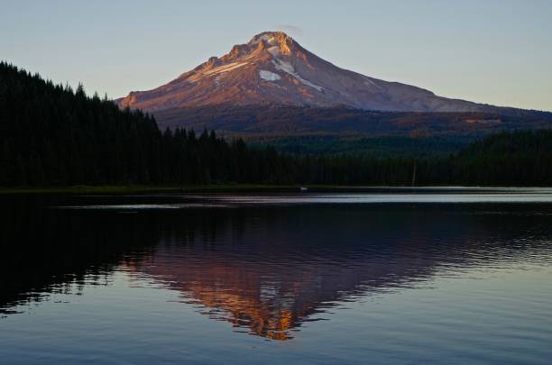 monte hood zen - mountain alpenglow glowing lake foto e immagini stock