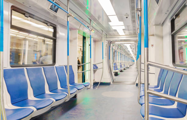 metro pociąg samochodowy wewnątrz wnętrza z prostych linii perspektywicznych. - nobody subway station subway train underground zdjęcia i obrazy z banku zdjęć