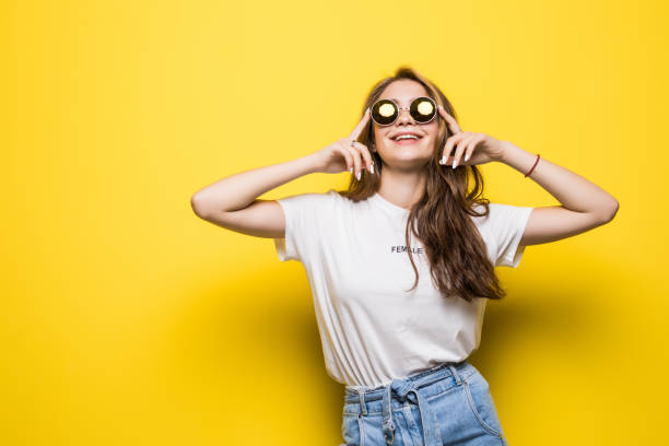 선글라스에 대 한 노란색 배경의 웃는 아름 다운 여자의 초상화. - sunglasses women studio shot isolated 뉴스 사진 이미지