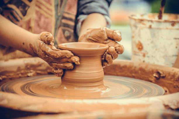 manos de un alfarero en el trabajo - throwing wheel fotografías e imágenes de stock