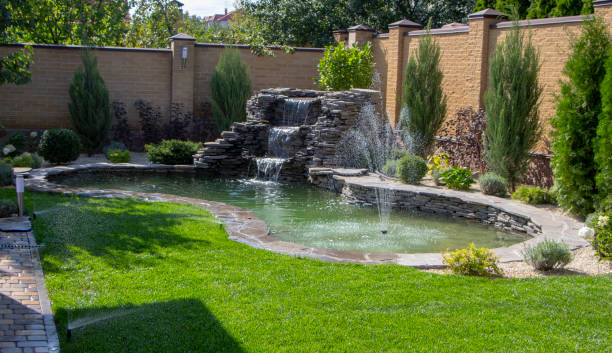 fontaine avec deux débordements, dans le style antique. à l’aide de matériaux naturels comme le marbre sauvage, ardoise, granit et basalte - fountain photos et images de collection