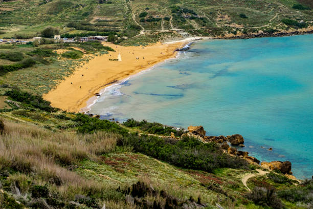 ramla bay beach (playa de arena roja), visto desde la cueva tal-mixta, gozo, malta - gozo malta natural arch natural phenomenon fotografías e imágenes de stock