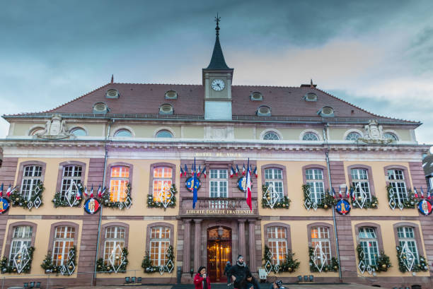 el ayuntamiento y la plaza de armas en belfort - belfort fotografías e imágenes de stock