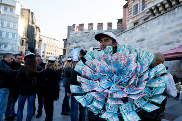 ein mann ist neujahr lottoscheine der türkei zu verkaufen - year 2012 stock-fotos und bilder
