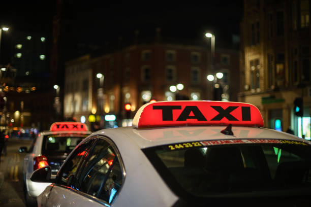 taxis sind wartende fahrgäste am samstag wenn verkehrsreichsten tag in leeds straße ist. - you are here englischer satz stock-fotos und bilder