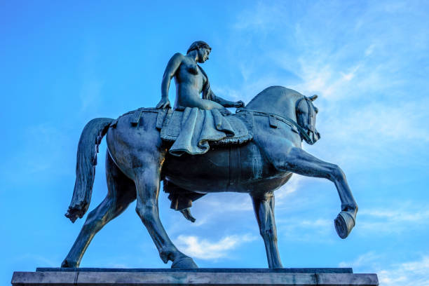 lady godiva nel centro di coventry, west midlands, regno unito - architectural styles animal horse europe foto e immagini stock