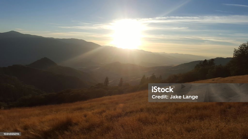 Sonnenuntergang über goldenen Feld - Lizenzfrei Sonnenuntergang Stock-Foto