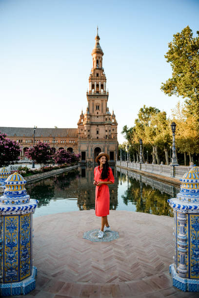 schöne frau reisen. - plaza de espana european culture sevilla seville stock-fotos und bilder