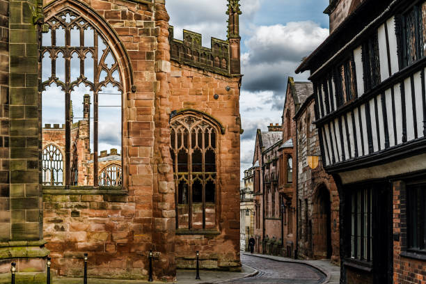 ancienne architecture anglaise rue à coventry, détruit la cathédrale depuis la seconde guerre mondiale - england cathedral church architecture photos et images de collection