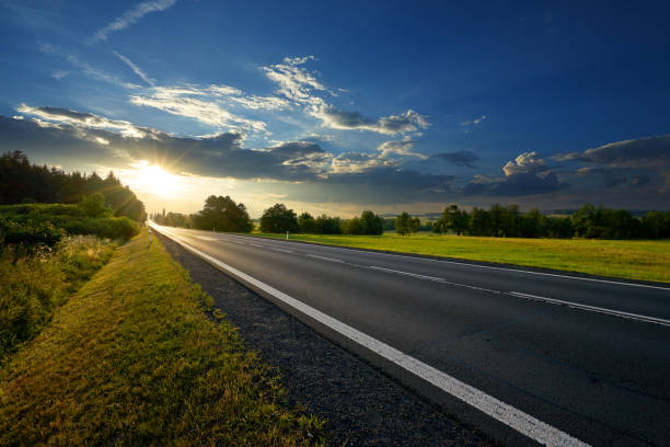 empty asphalt road in the countryside at sunset - empty road imagens e fotografias de stock