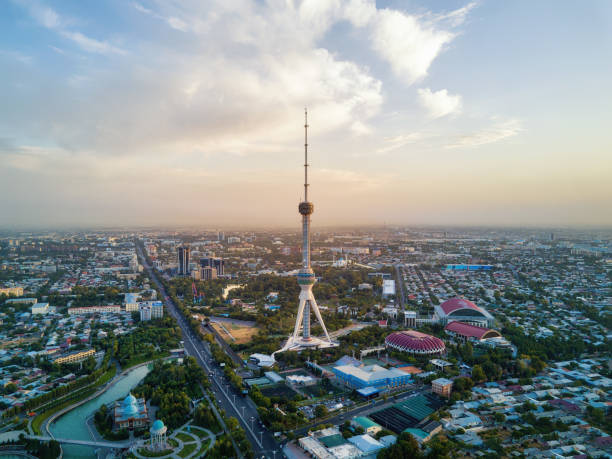 tashkent tv tower aerial shot durante o pôr do sol em uzbequistão - building exterior audio - fotografias e filmes do acervo